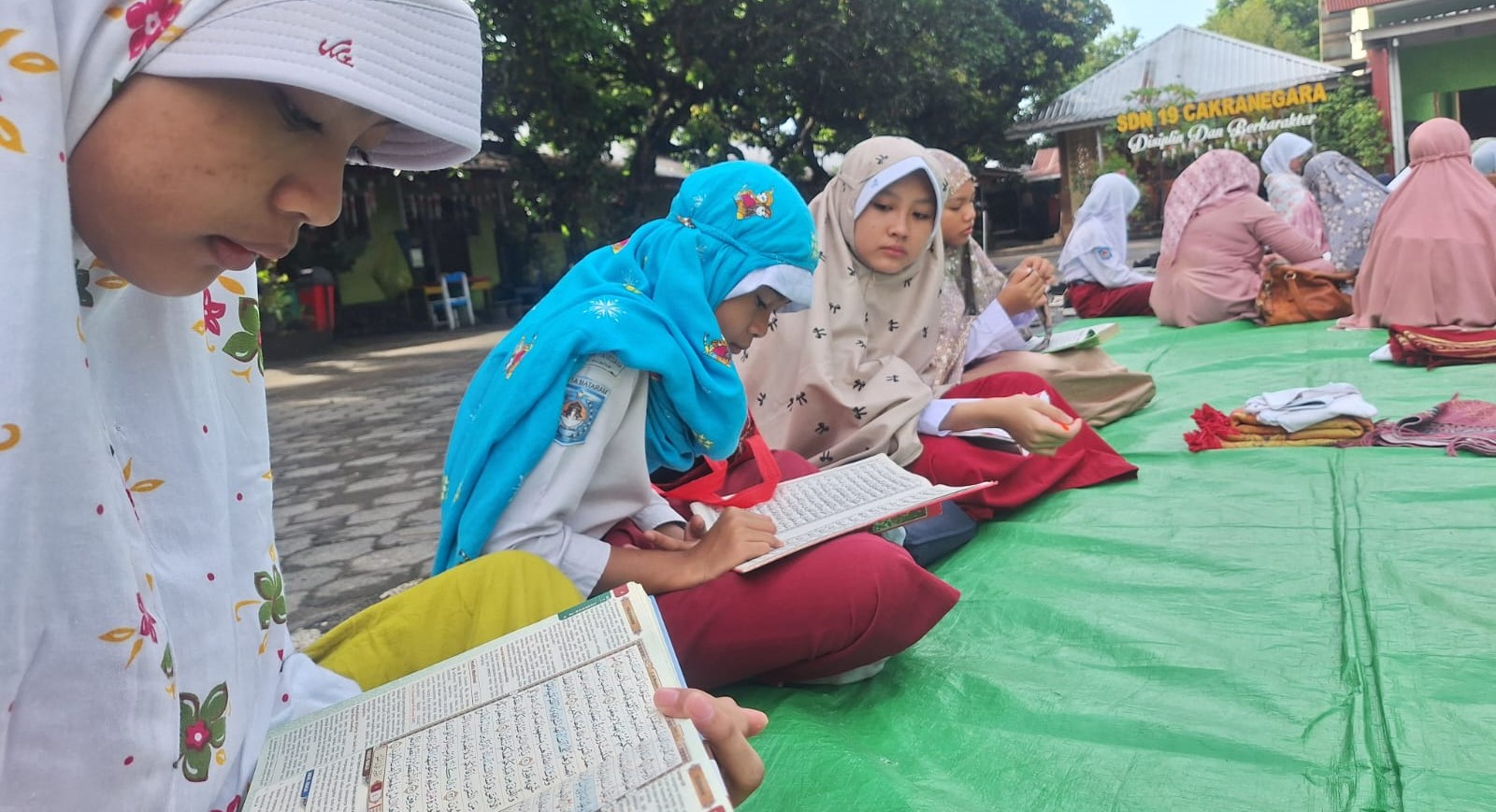 Murid SDN 19 Cakranegara melaksanakan tadarus Alquran di halaman sekolah setempat, Kamis (12/3). Ramadan perkuat toleransi di SDN 19 Cakranegara.