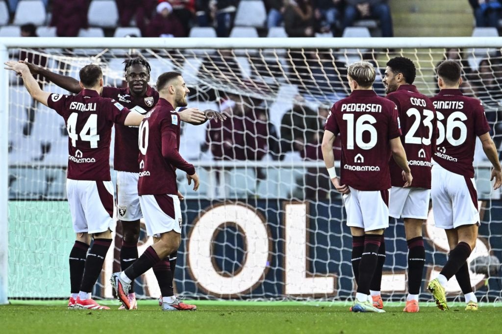 Performa Torino yang kian memprihatinkan di kancah Serie A musim ini membuat fansnya naik pitam dengan membuang kotoran hewan di luar markas klub. (Istimewa)