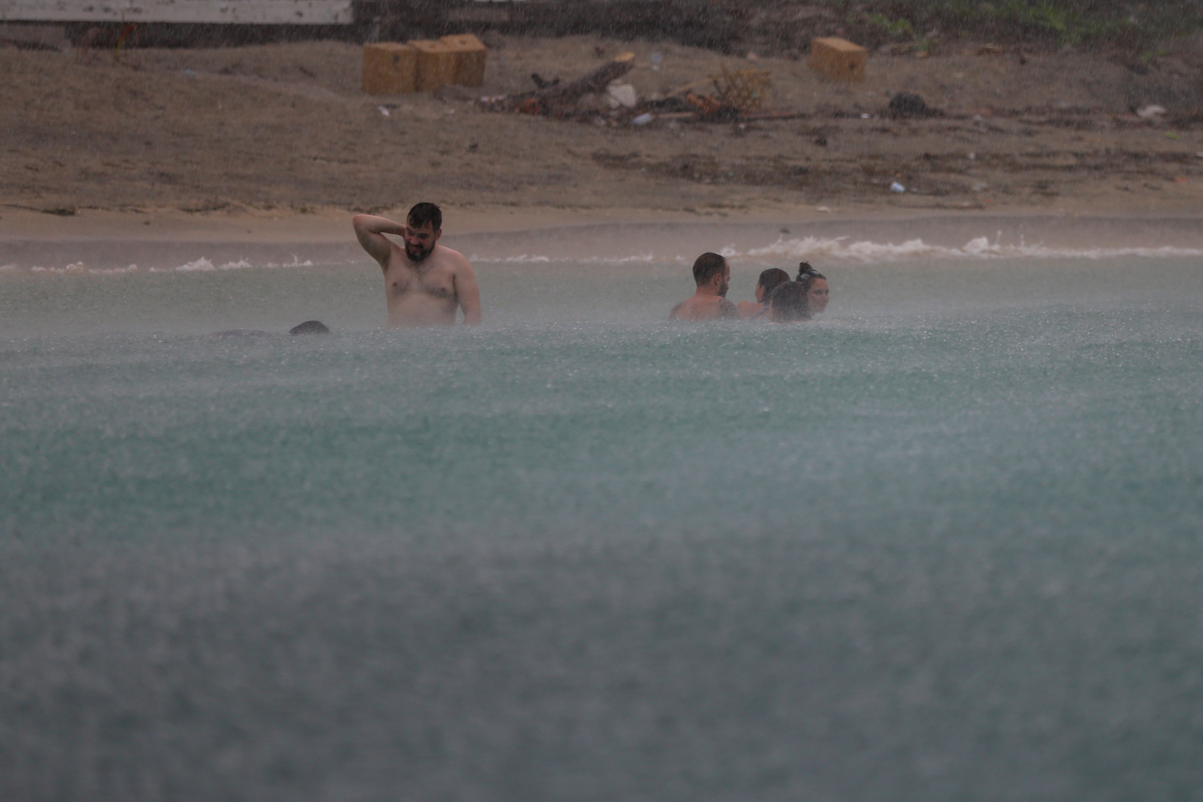 TURIS GILI: Sejumlah wisatawan mancanegara menikmati aktivitas berenang di pantai Gili Trawangan, Lombok Utara, beberapa waktu lalu. 