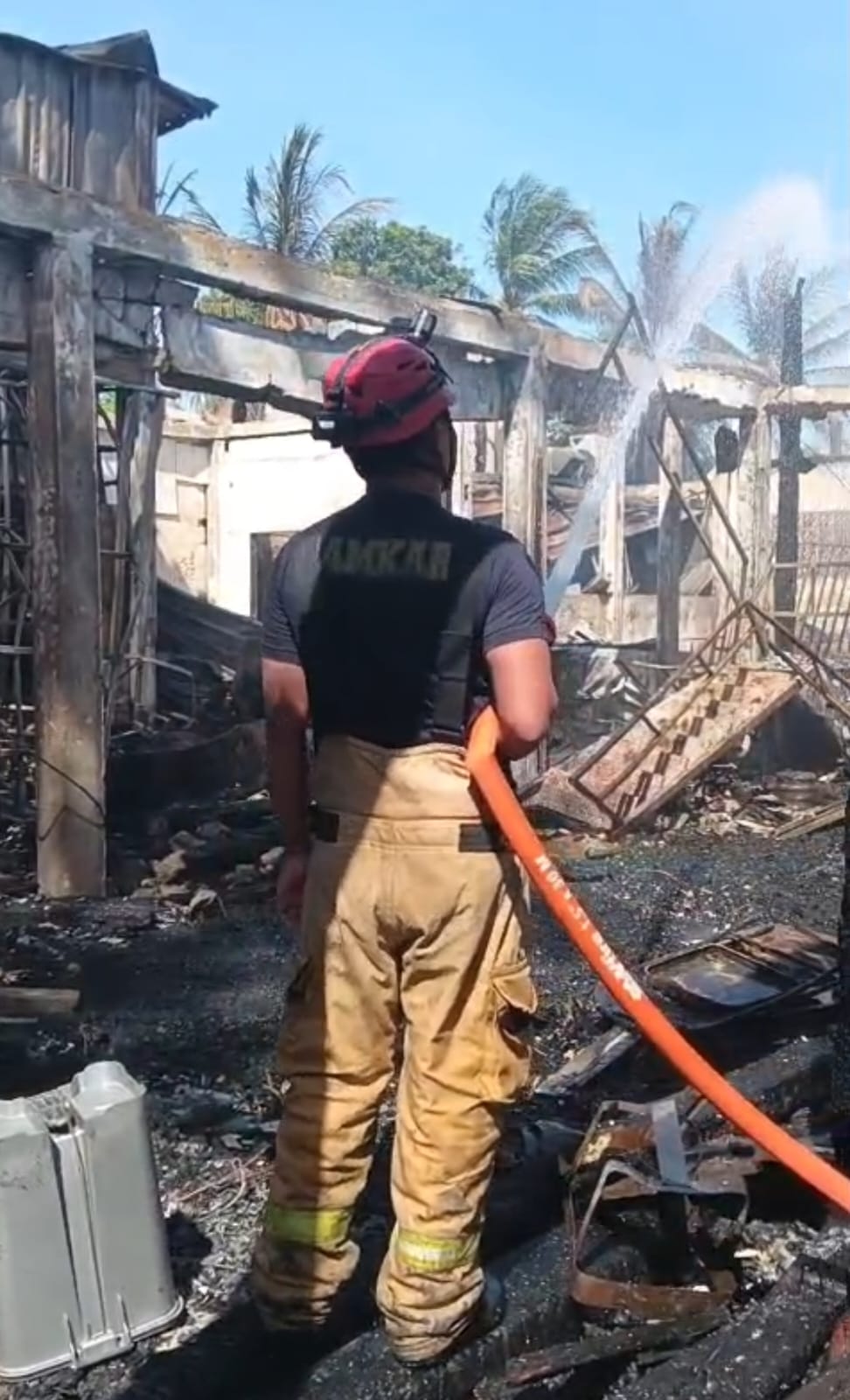 AMUKAN API: Kondisi bangunan usaha di Gili Trawangan yang terdampak kebakaran di kawasan tersebut, Kamis (12/3)
