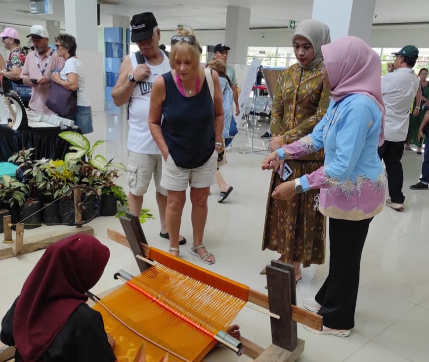 RAMAI: Turis mancanegara melihat produk kerajinan lokal di Booth UMKM Dekranasda Lombok Barat saat penyambutan kapal pesiar di Pelabuhan Gili Mas Lembar Minggu (8/3) hingga Senin (9/3).