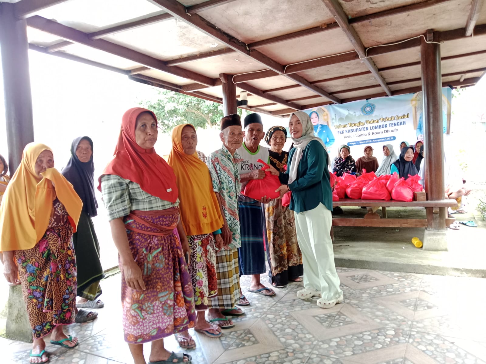 Ketua TP PKK Lombok Tengah Baiq Nurul Aini Pathul Bahri menyalurkan ribuan paket sembako kepada para lansia dan masyarakat kurang mampu sebagai bentuk kepedulian sosial 