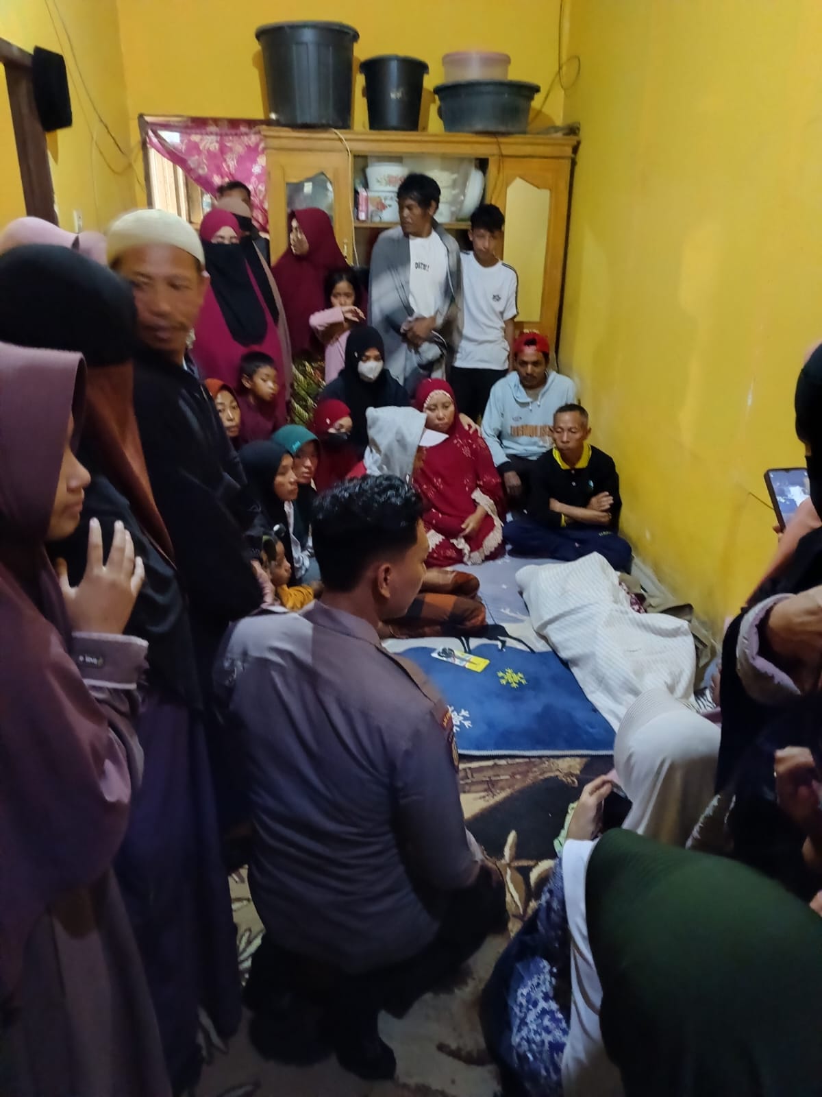 JASAT KORBAN: Mayat Muhammad Rapip Saki bocah yang hilang beberapa hari lalau saat tiba di rumah korban.