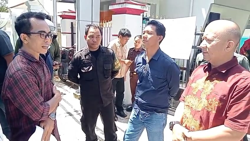 Kasi Penerangan Hukum Kejati NTB Muhammad Harun Al Rasyid (kanan) saat menerima perwakilan pendemo, Jumat (13/3).