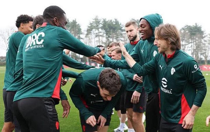 Santiago Gimenez yang kembali berlatih bersama skuad AC Milan. 