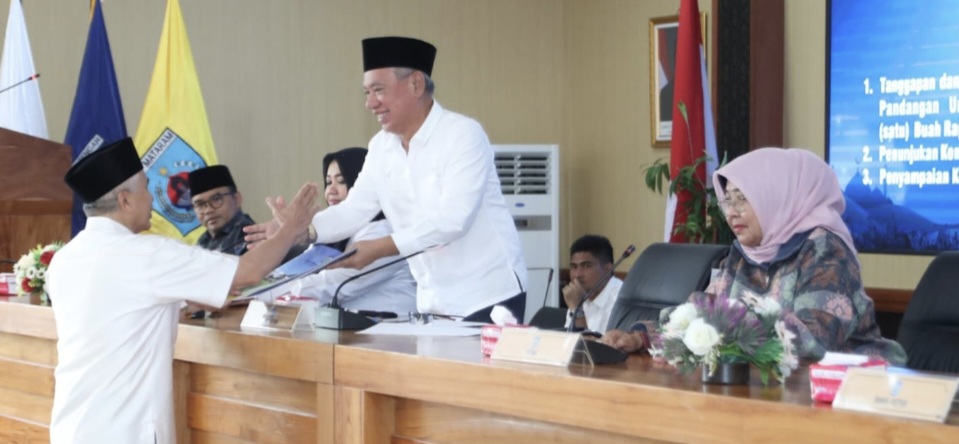 Juru bicara Fraksi Golkar Didi Sumardi (kiri) menyerahkan pandangan fraksi Wakil Ketua DPRD NTB H Muzihir.