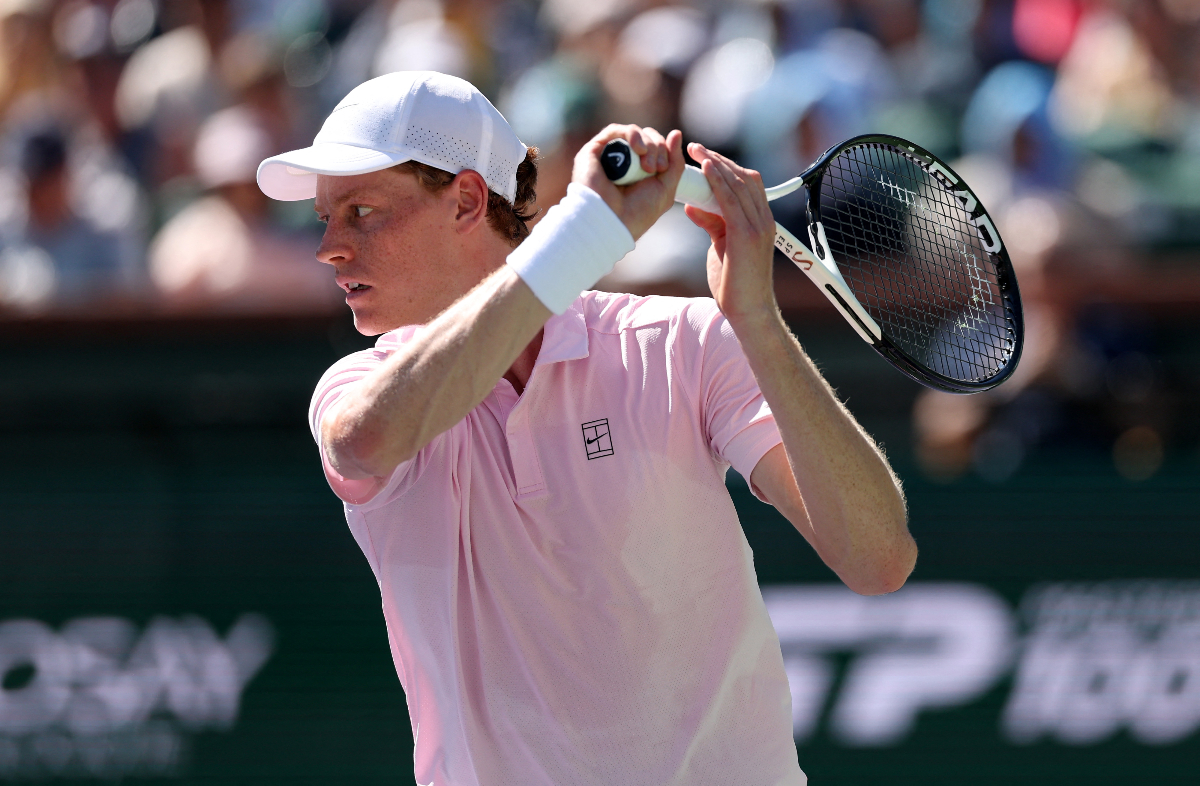 Jannik Sinner kalahkan Learner Tien 6-1, 6-2 di Indian Wells 2026. Petenis Italia itu melaju ke semifinal dan akan menghadapi Alexander Zverev.