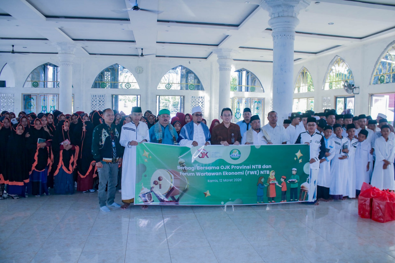 OJK Provinsi NTB Bersama FWE NTB menggelar edukasi tentang industri jasa keuangan di Pondok Pesantren Yatim dan Dhuafa Nurul Hikmah Langko, Kecamatan Lingsar, Kabupaten Lombok Barat, Kamis (12/3).