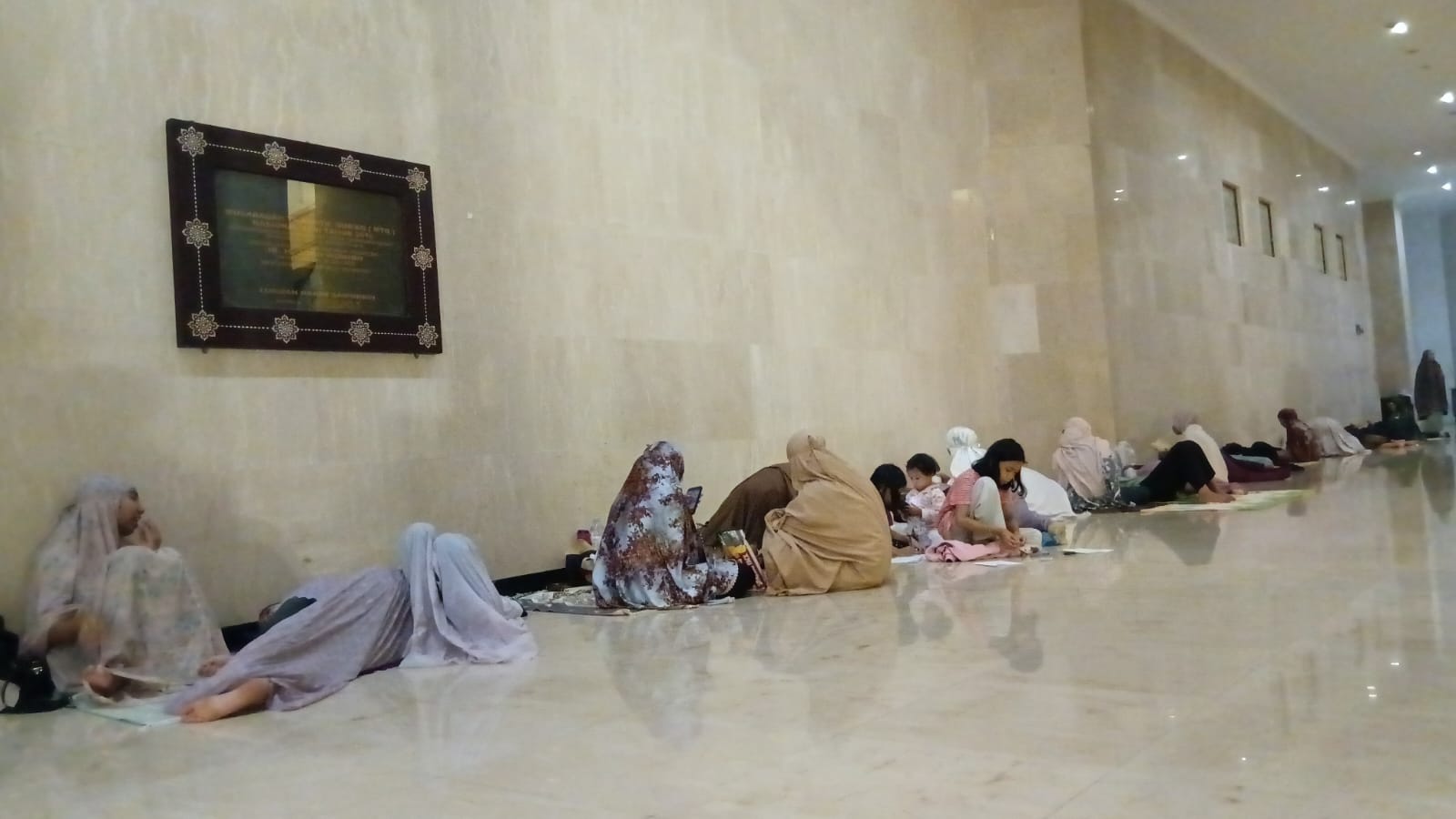 Puluhan orang I'tikaf di Islamic Center Mataram. (NURUL/LOMBOK POST)