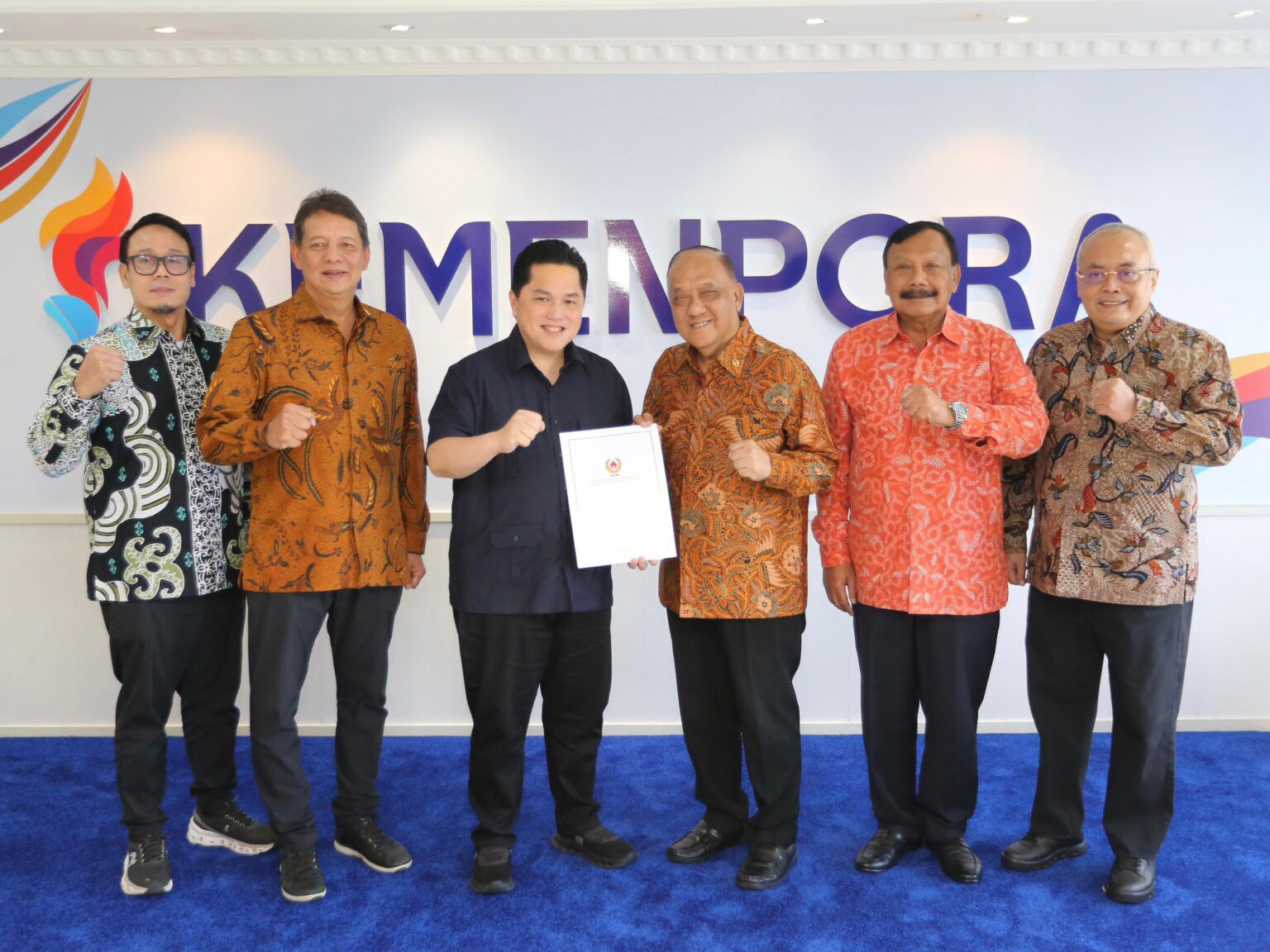 Ketua Umum KONI Pusat Marciano Norman (tiga dari kanan) menyerahkan laporan persiapan PON XXII 2028 NTB-NTT kepada Menpora Erick Thohir (tiga dari kiri).