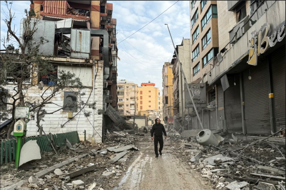 DIBOM ISRAEL: Seorang pria berjalan di tengah bangunan yang rusak akibat serangan udara Israel di Mcharafieh di pinggiran selatan Beirut, Kamis (12/3). 