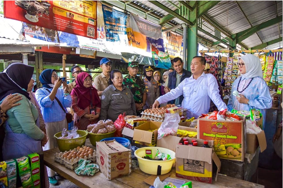 PANTAU HARGA: Gubernur NTB Lalu Muhamad Iqbal saat melakukan kunjungan ke Pasar Brang Biji, Kabupaten Sumbawa, Kamis (12/3).