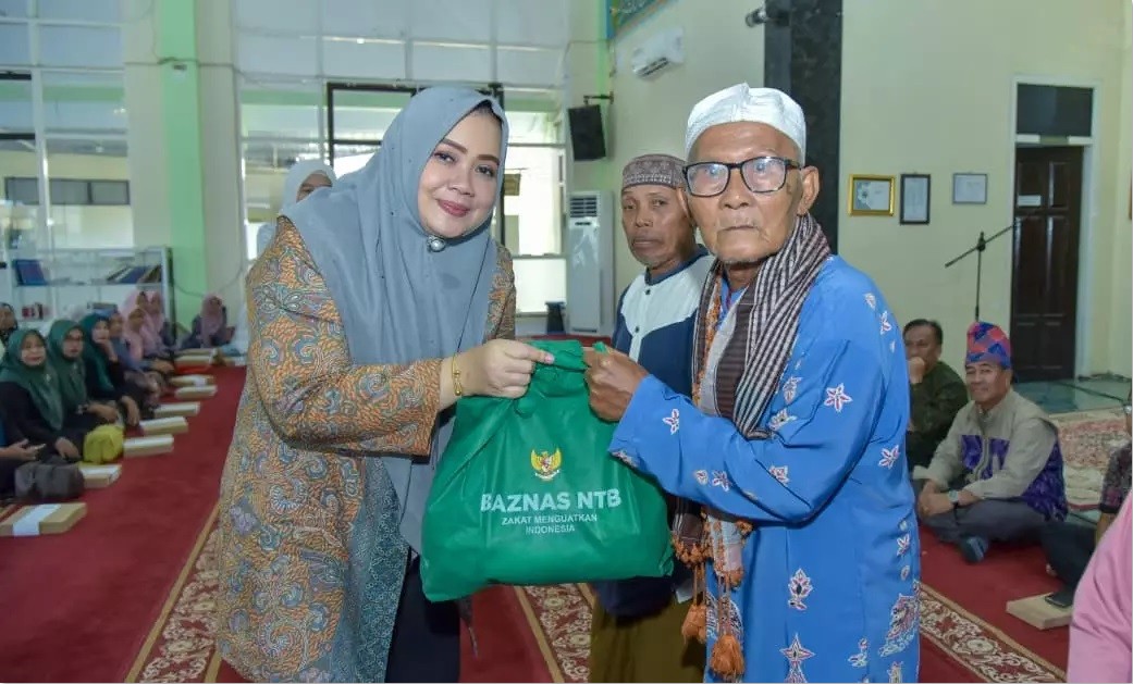 BANTUAN: Wagub NTB Indah Dhamayanti Putri menyerahkan bantuan saat Safari Ramadan di Masjid Al Falah, Kabupaten Sumbawa, Kamis (12/3).