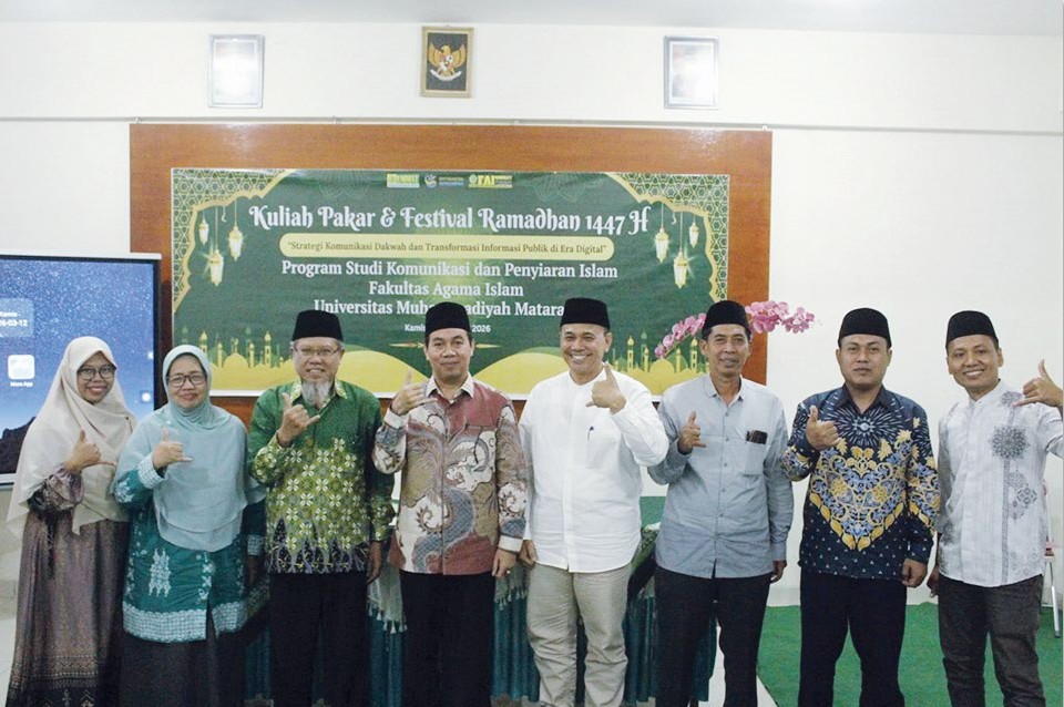 KULIAH PAKAR: Pakar komunikasi dakwah Prof. Fahrurrozi dan Kepala Dinas Kominfotik NTB sekaligus Juru Bicara Pemprov NTB Dr. Ahsanul Khalik saat kegiatan kuliah pakar di UMMAT, Kamis Kamis (12/3).