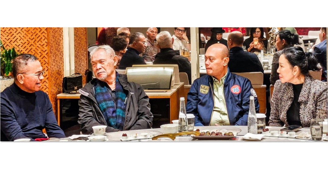 BUKBER PENUH DAMAI: Dari kiri, Dahlan Iskan (DI), Goenawan Mohamad (GM), Prof. Iman Prihandono, dan Annie Wong di Xiang Fu Hai, Hotel Vasa Surabaya, Rabu (11/3). Buka puasa bersama penuh keakraban.