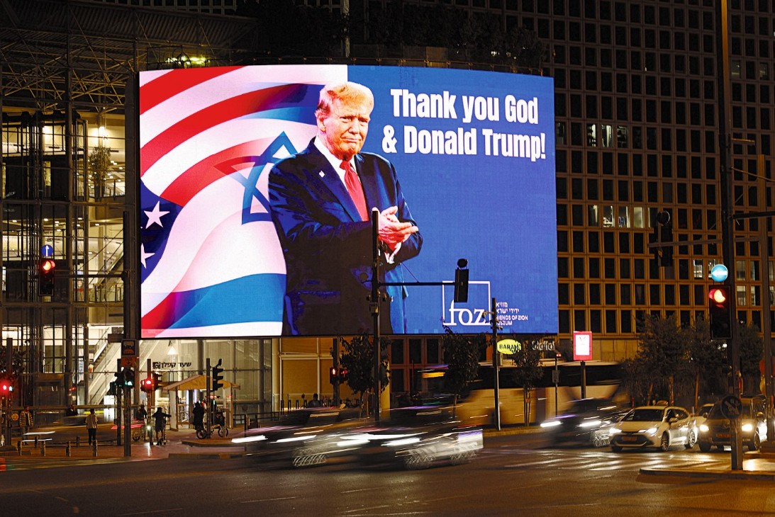 INGIN AKHIRI PERANG: Sebuah papan reklame menampilkan gambar Presiden AS Donald Trump dengan pesan ucapan terima kasih kepadanya,  dipajang di sisi sebuah bangunan  di kota pesisir Tel Aviv,  Israel. 