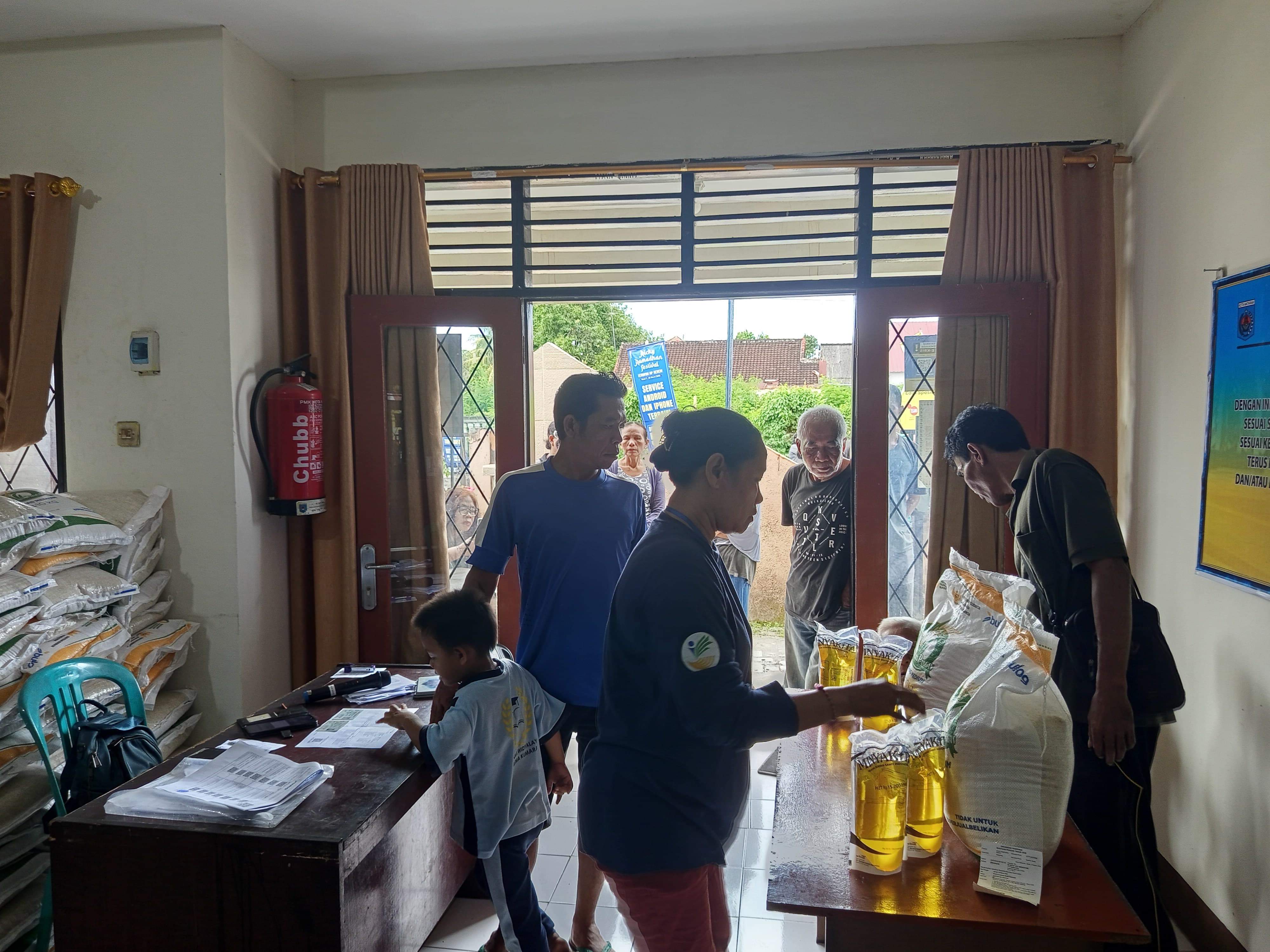 Penyaluran bantuan pangan di kelurahan