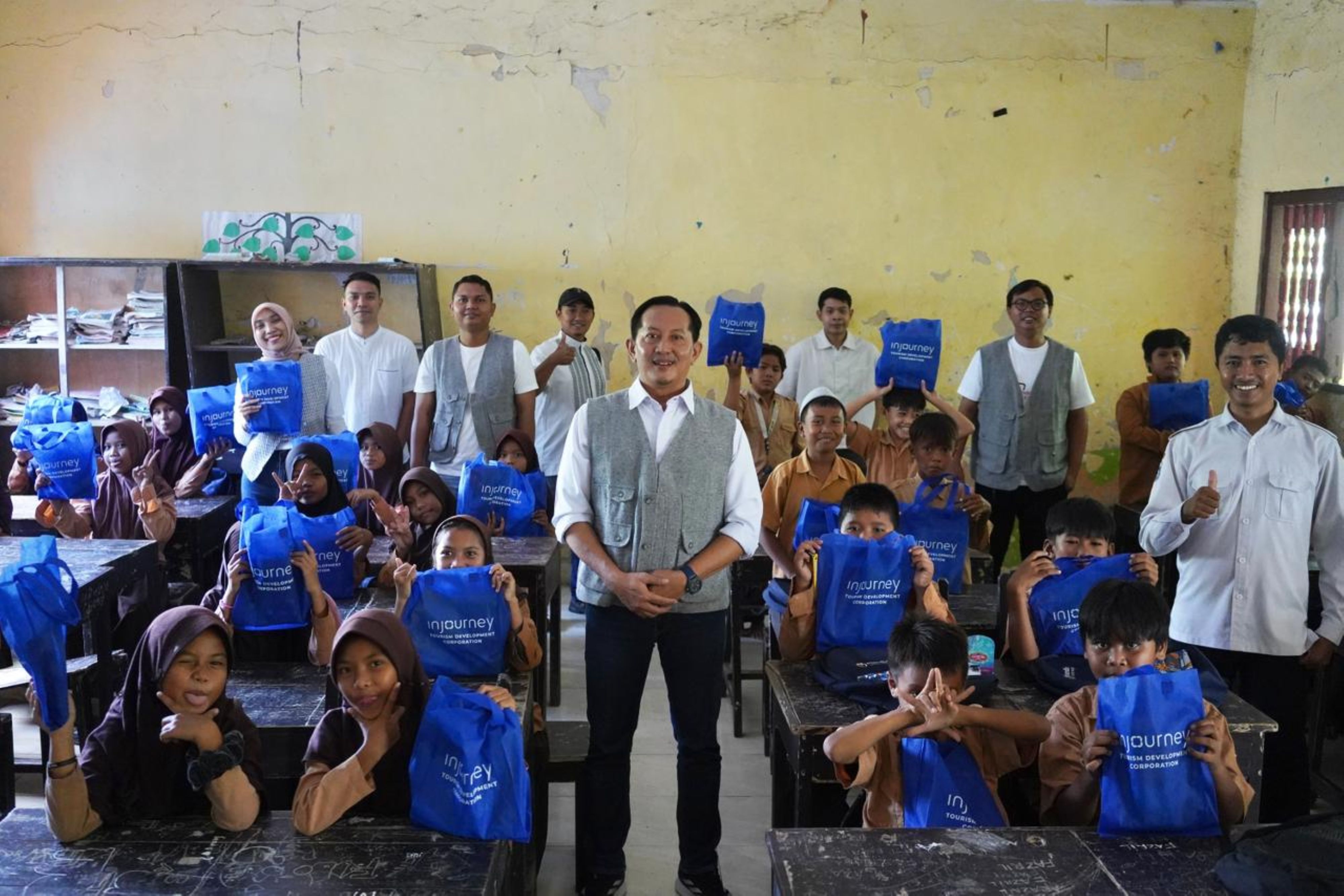 PGS General Manger The Mandalika Agoes Setiawan berfoto bersama para murid SDN Gerupuk melalui program &ldquo;Bestie Care, Bestie Share&rdquo; di Desa Kuta, Pujut, Lombok Tengah, Kamis (12/3).