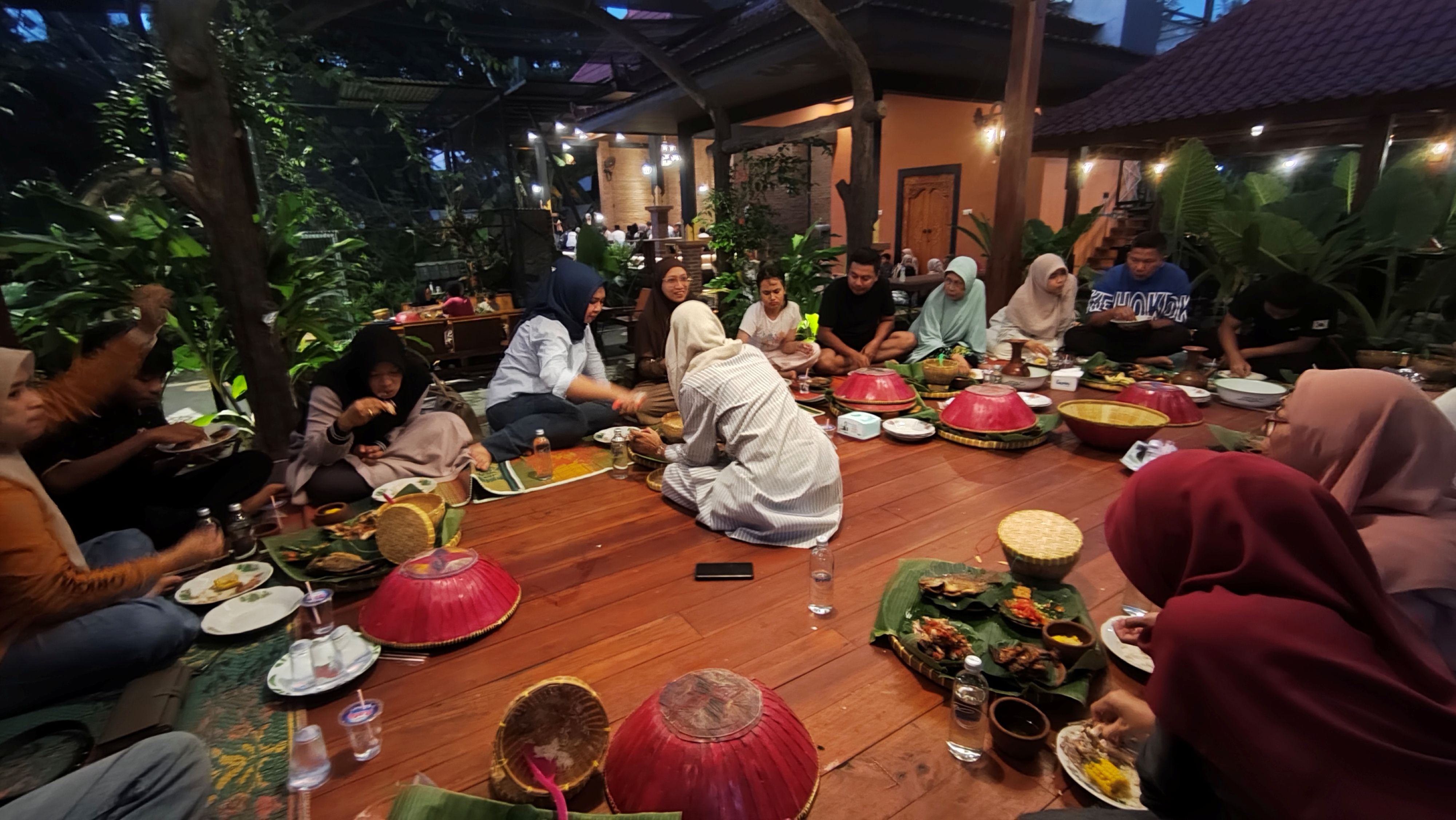 Sejumlah pengunjung menyantap hidangan berbuka puasa menu khas Desa Bonjeruk di Warung Bambu 21, Desa Bonjeruk, Jonggat, Lombok Tengah, Kamis (12/3).