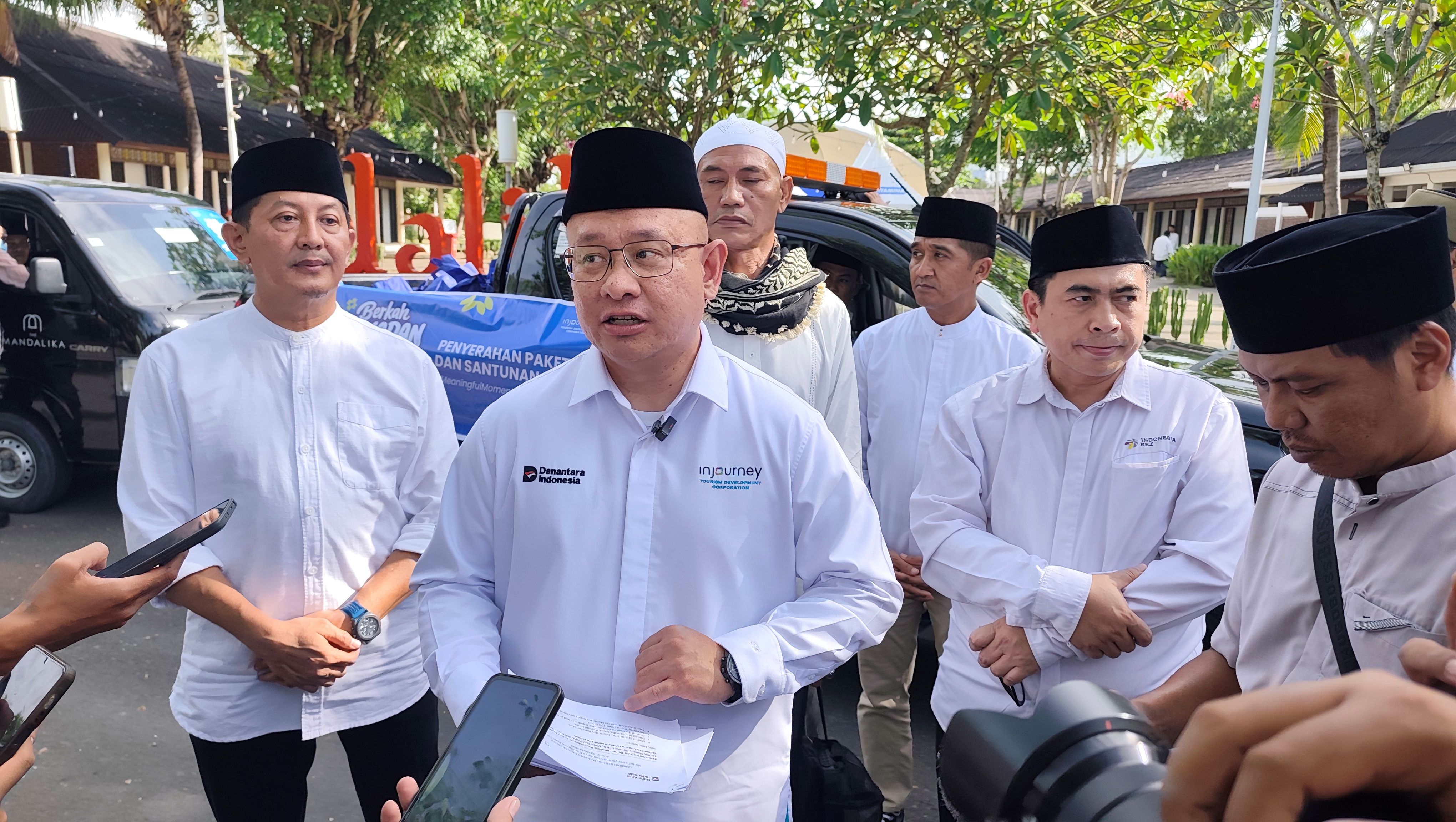 Direktur Operasi ITDC Troy Reza Warokka (tengah) didampingi PGS GM The Mandalika Agoes Setiawan (kiri) berikan keterangan perkembangan KEK Mandalika kepada wartawan usai pembagian santunan anak yatim 