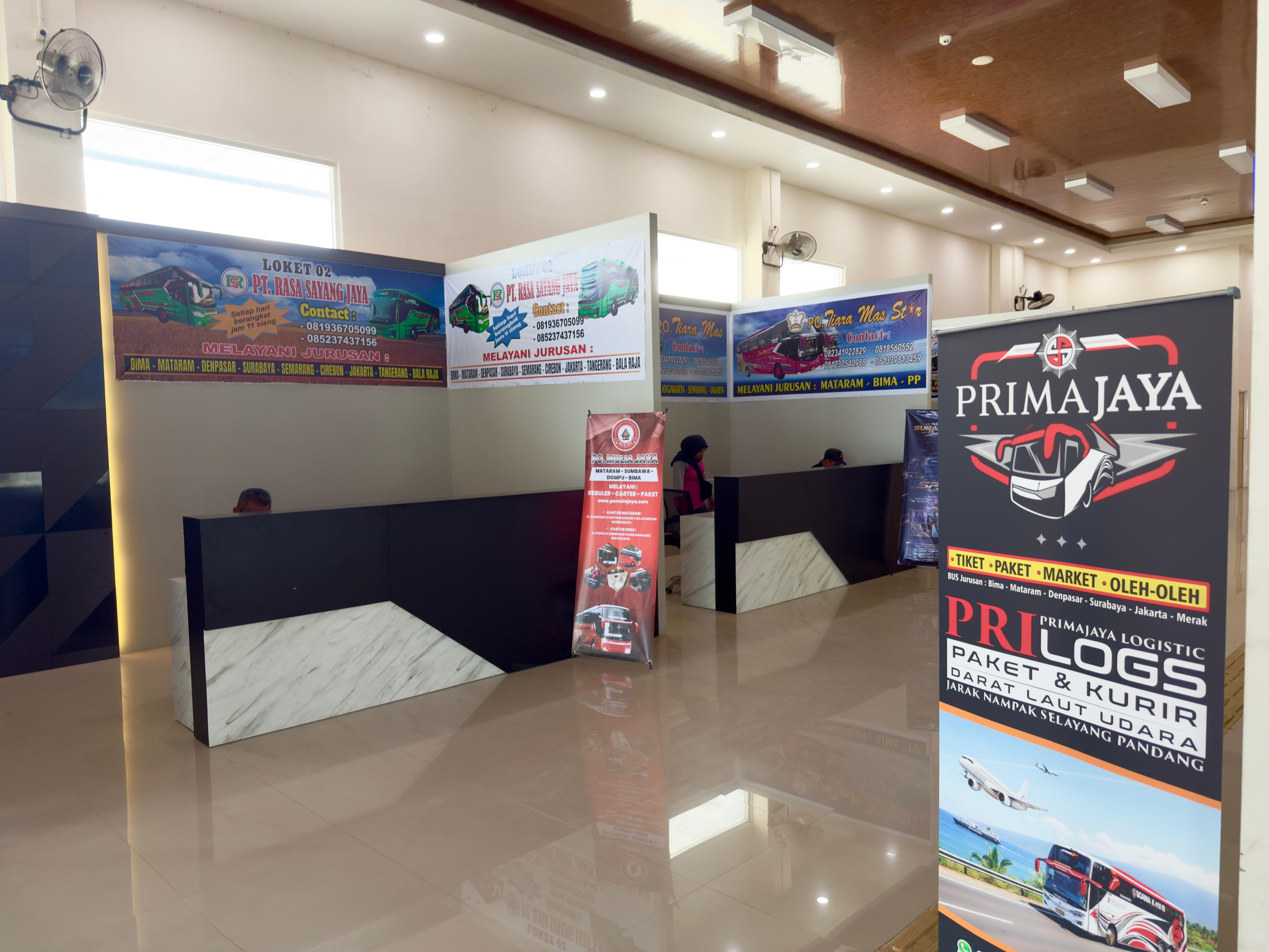 BELI DI SINI: Loket penjualan tiket bus AKDP yang disediakan oleh pihak pengelola Terminal Tipe A Mandalika, Kamis (12/3). 