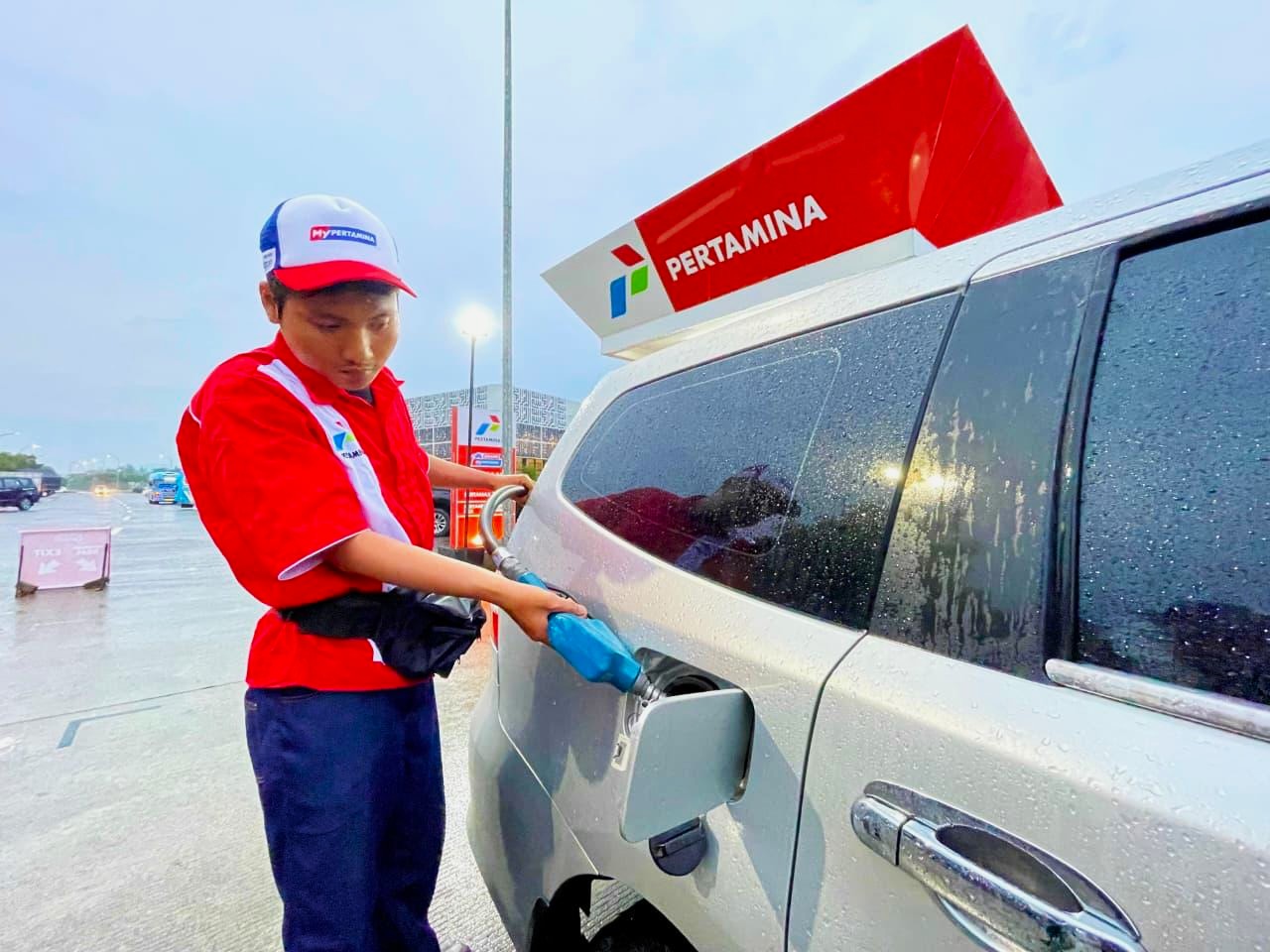 DIPREDIKSI NAIK: Petugas mengisi BBM kendaraan warga di SPBU. Pertamina Jatimbalinus memprediksi konsumsi BBM di NTB naik 11,9 persen jelang lebaran.