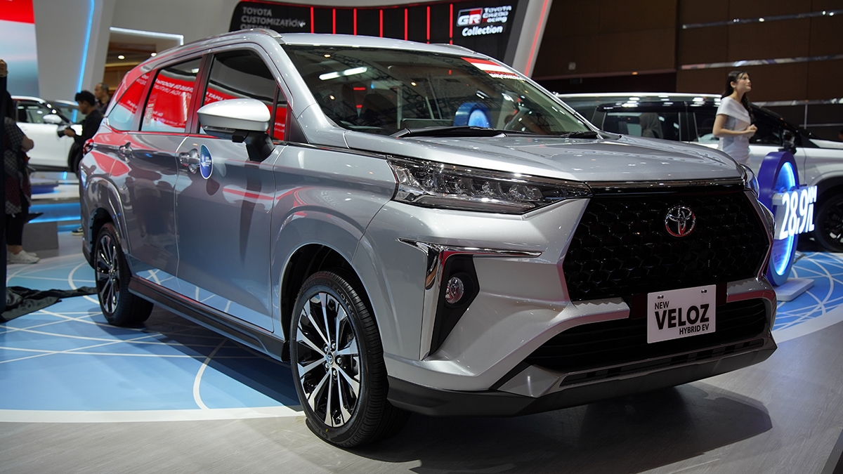 PALING IRIT: New Veloz Hybrid EV, MVP 7 seater milik Toyota yang diklaim irit, terjangkau, dan ramah lingkungan.