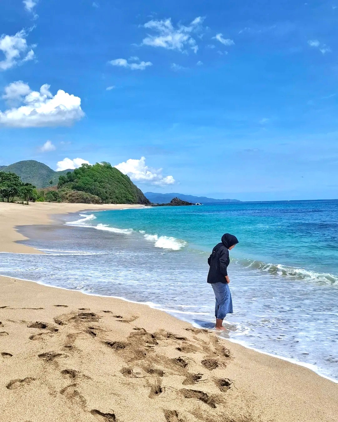 LIBURAN MENARIK: Salah satu pengunjung yang tengah menikmati keindahan Pantai Wane, beberapa waktu lalu.