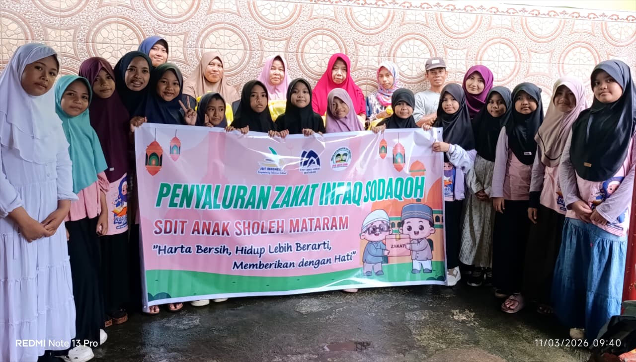 TUMBUHKAN EMPATI: Siswa SDIT Anak Sholeh Mataram bersama guru menyalurkan bantuan ZISWAF kepada warga dalam program Ramadan Ceria. 