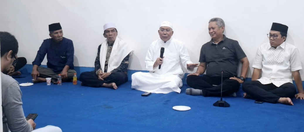 Ketua DPP PAN Muazzim Akbar (tiga dari kanan) memompa semangat kader di DPD PAN Kota Mataram, Kamis (12/3). Ia menargetkan penambahan kursi legislatif di Pileg 2029.