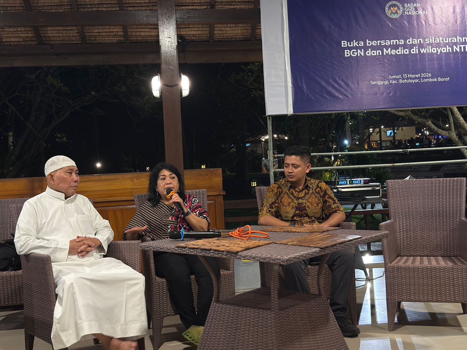 Juru Bicara BGN Dian Fatwa (tengah) saat mendengar beragam masukan perihal pelaksanaan MBG, di Mataram pada Jumat (13/3).