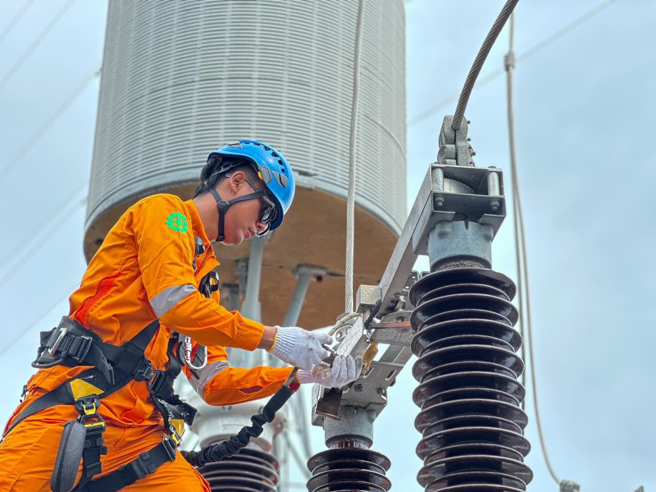 Petugas PLN mengecek transmisi listrikguna mencegah potensi gangguan selama masyarakat menjalankan ibadah hingga Idulfitri.