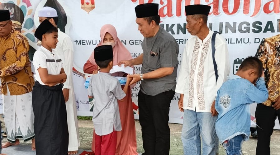 Kepala SMKN 1 Lingsar Ahmad Sabli memberikan santuan kepada puluhan anak yatim di lingkungan sekitar sekolah, Sabtu (14/3). Nuzulul Quran, SMKN 1 Lingsar berbagi takjil dan santuni anak yatim.