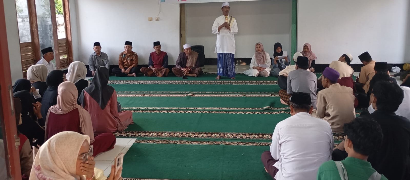 Kepala SMPN 23 Mataram Achmad Jauhari memberikan sambutan pada nuzulul quran di musala sekolah, Kamis (12/3). Nuzulul Quran, SMPN 23 Mataram bagikan 500 paket takjil ke warga.