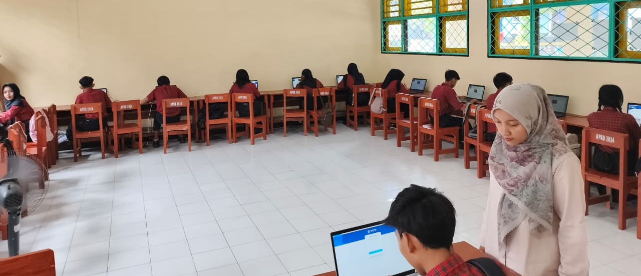 Siswa SMPN 16 Mataram melaksanakan simulasi TKA di sekolah setempat, Kamis lalu (12/3).  