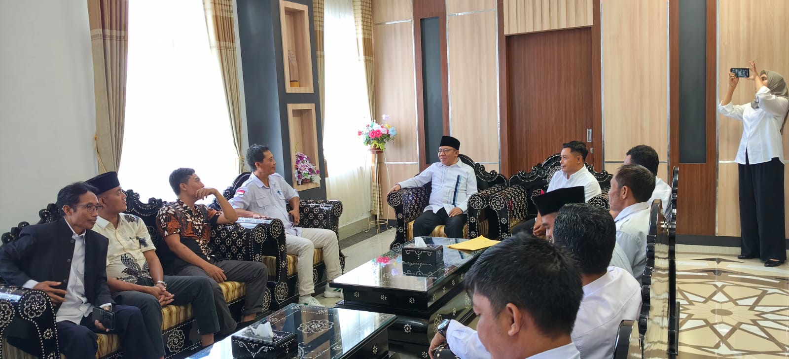 MINTA THR: Para Kepala Desa di Lombok Utara saat bertemu di ruang kerja Bupati Najmul Akhyar, Kamis (12/3).