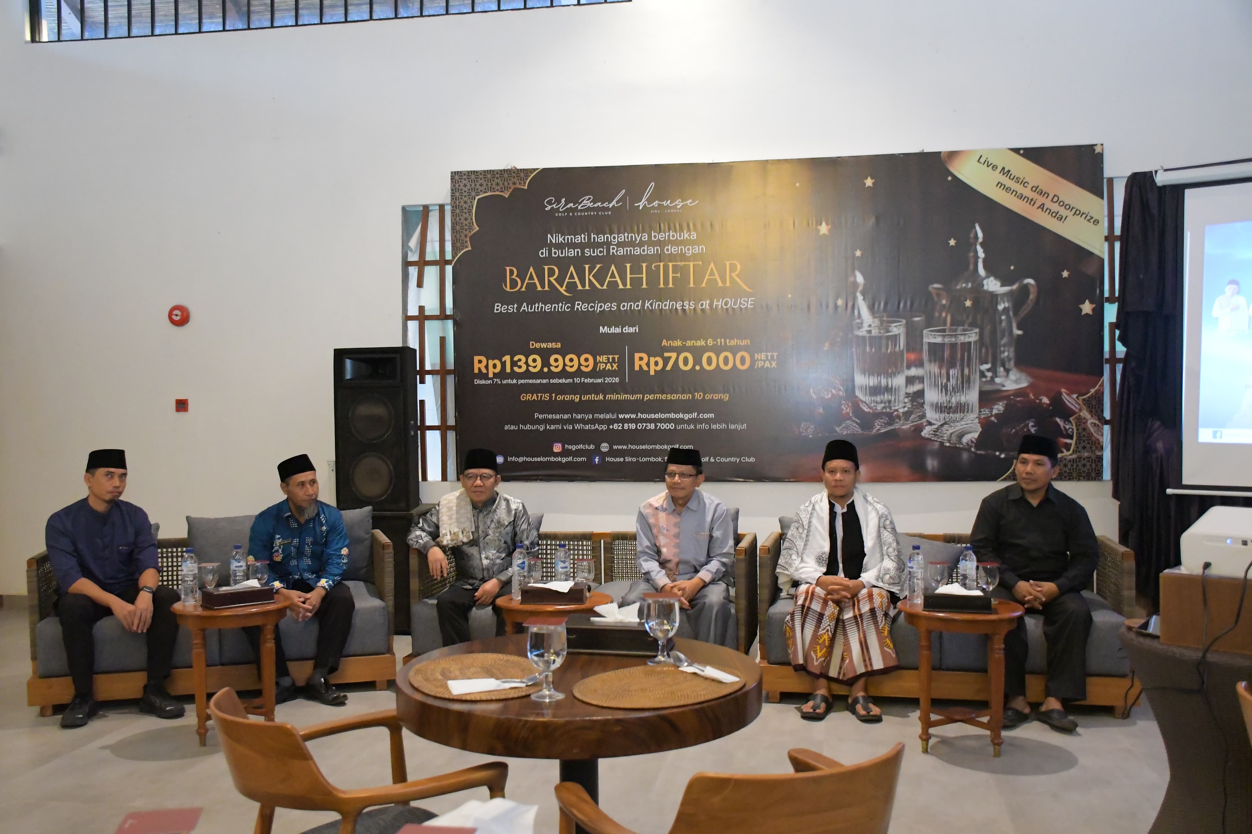 AKRAB: Bupati Najmul Akhyar (tiga dari kiri) bersama sejumlah pejabat saat acara buka bersama para wartawan.