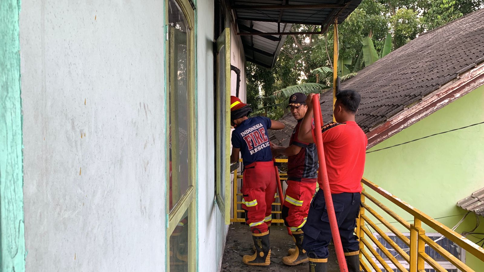 Kebakaran terjadi di aula Kantor Desa Lantan, Kecamatan Batukliang Utara, Lombok Tengah, Minggu (15/3) sore. 