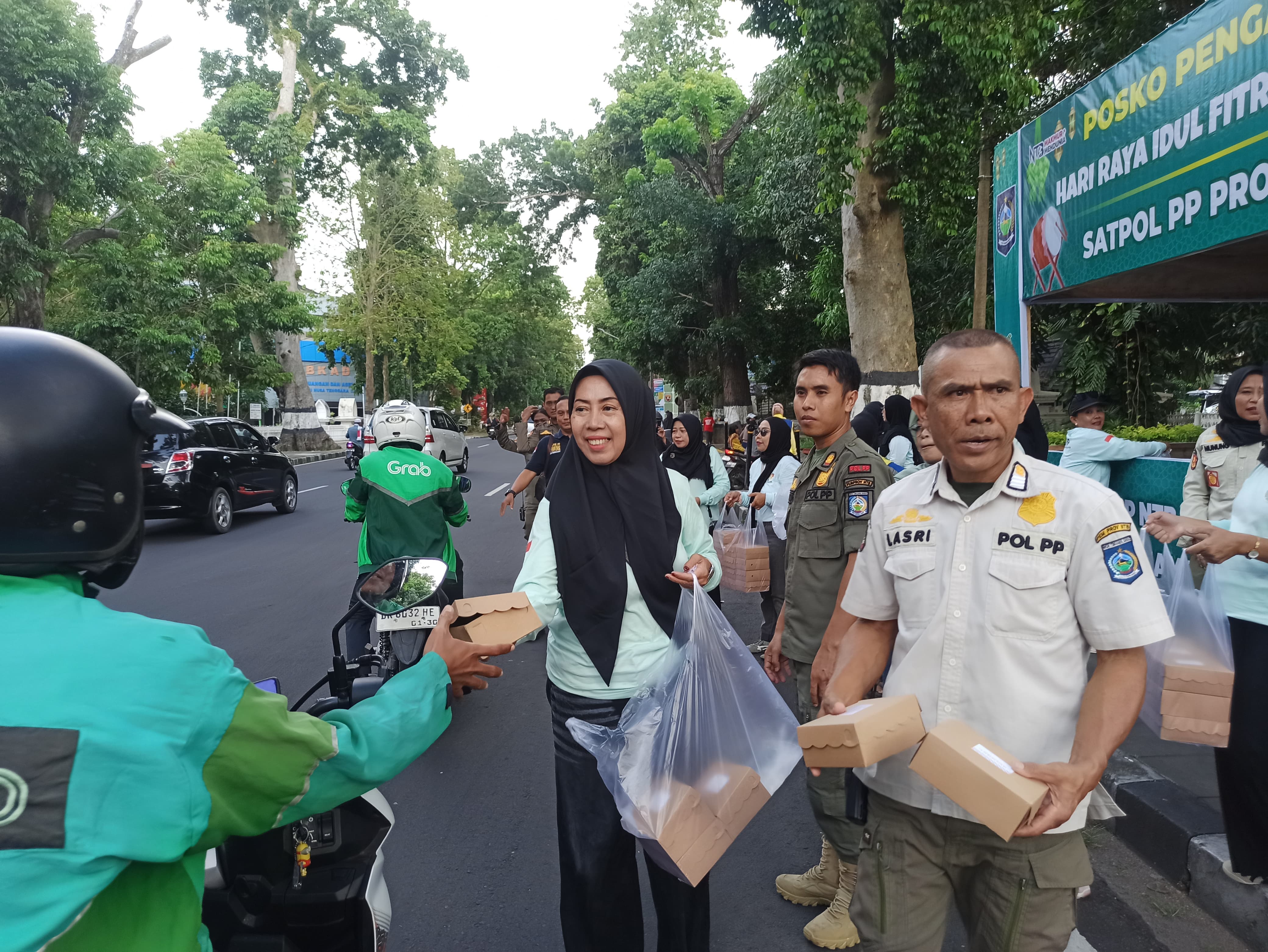 Satuan Pol PP gelar aksi sosial berbagi takjil gratis bagi masyarakat dan pengguna jalan yang melintas di depan Kantor Gubernur NTB.