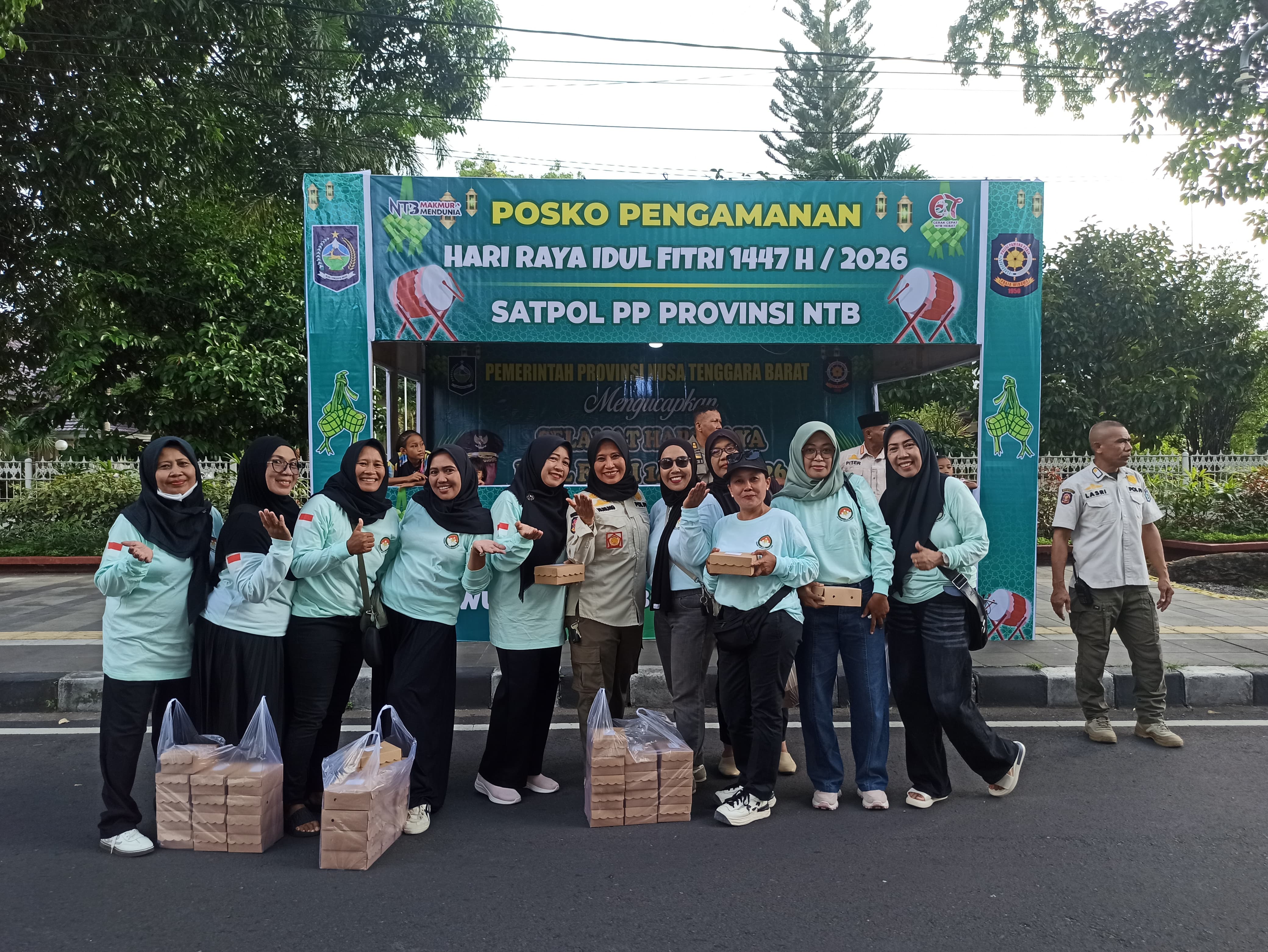 Kegiatan ini dipimpin langsung oleh Kasar Pol PP Provinsi NTB Dra. Nunung Triningsih, M.M.., didampingi oleh pengurus dan anggota Dharma Wanita Persatuan (DWP) Satpol PP NTB serta sejumlah staf.