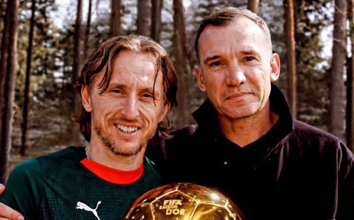 Legenda AC Milan Andriy Shevchenko dan gelandang Luka Modric di Milanello. 
