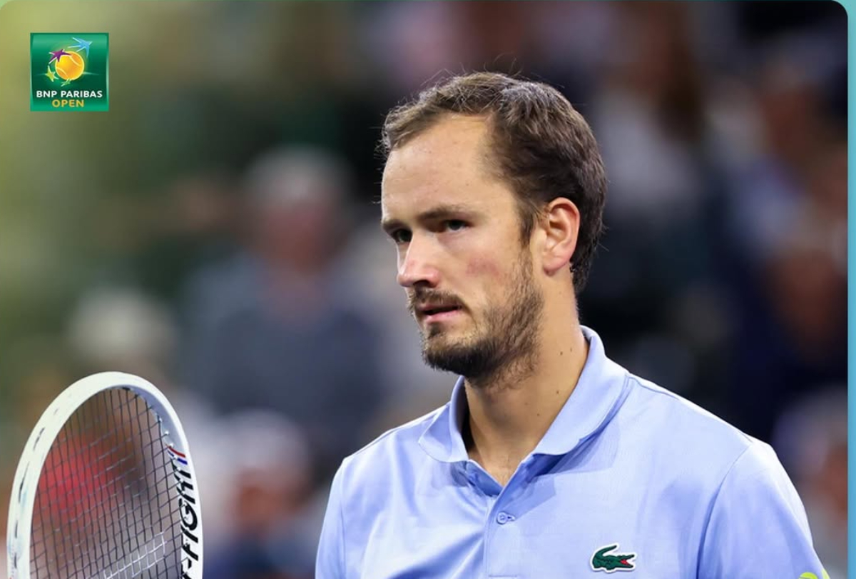 Daniil Medvedev kalahkan Carlos Alcaraz 6-3, 7-6 di Indian Wells 2026. Rekor 16 kemenangan beruntun Alcaraz terhenti, Medvedev ke final.