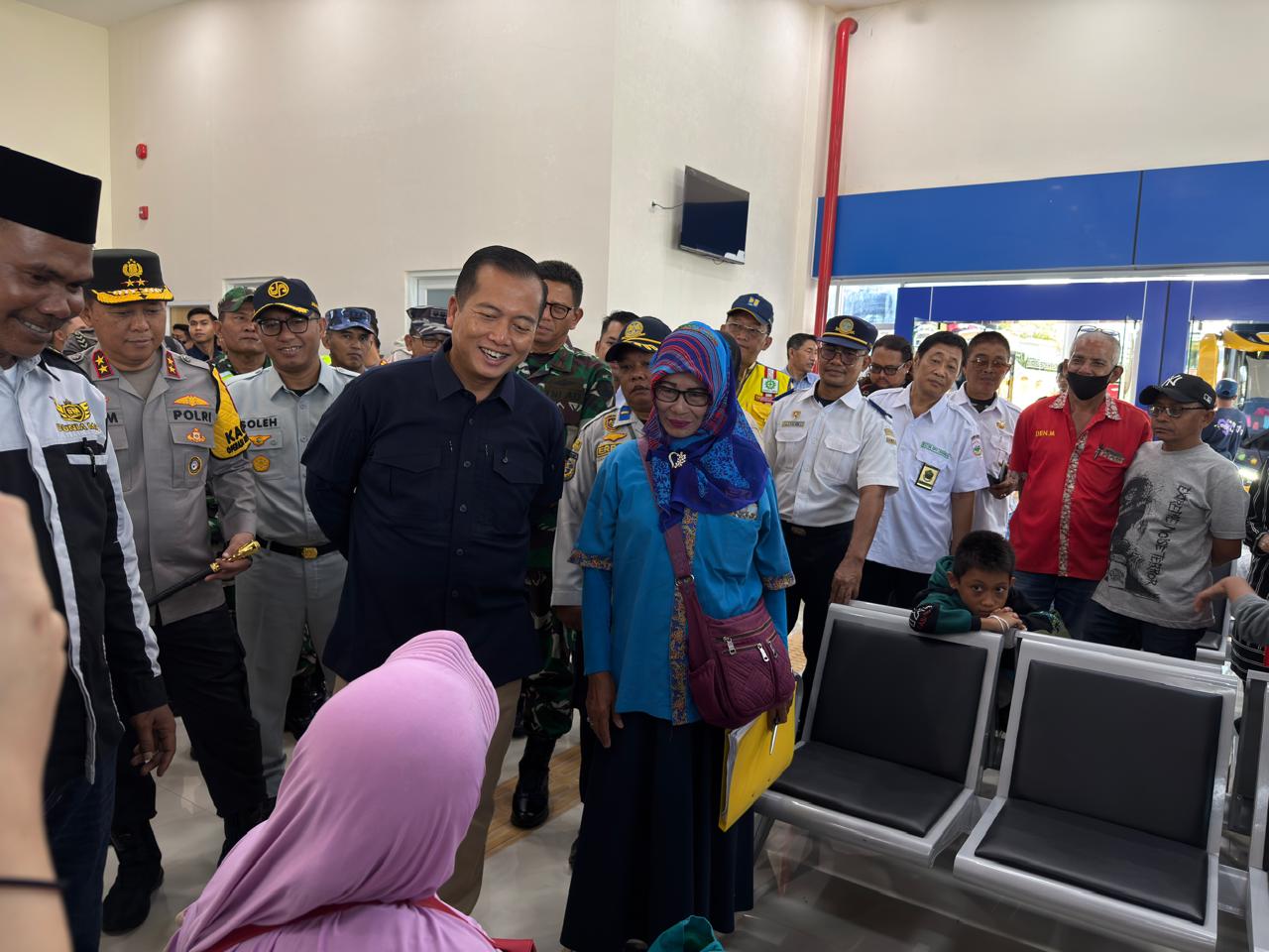 Gubernur NTB Lalu Muhamad Iqbal, berbincang dengan salah satu pemudik, dengan tujuan ke Pulau Jawa, di ruang tunggu Terminal Tipe A Mandalika, Minggu (15/3).