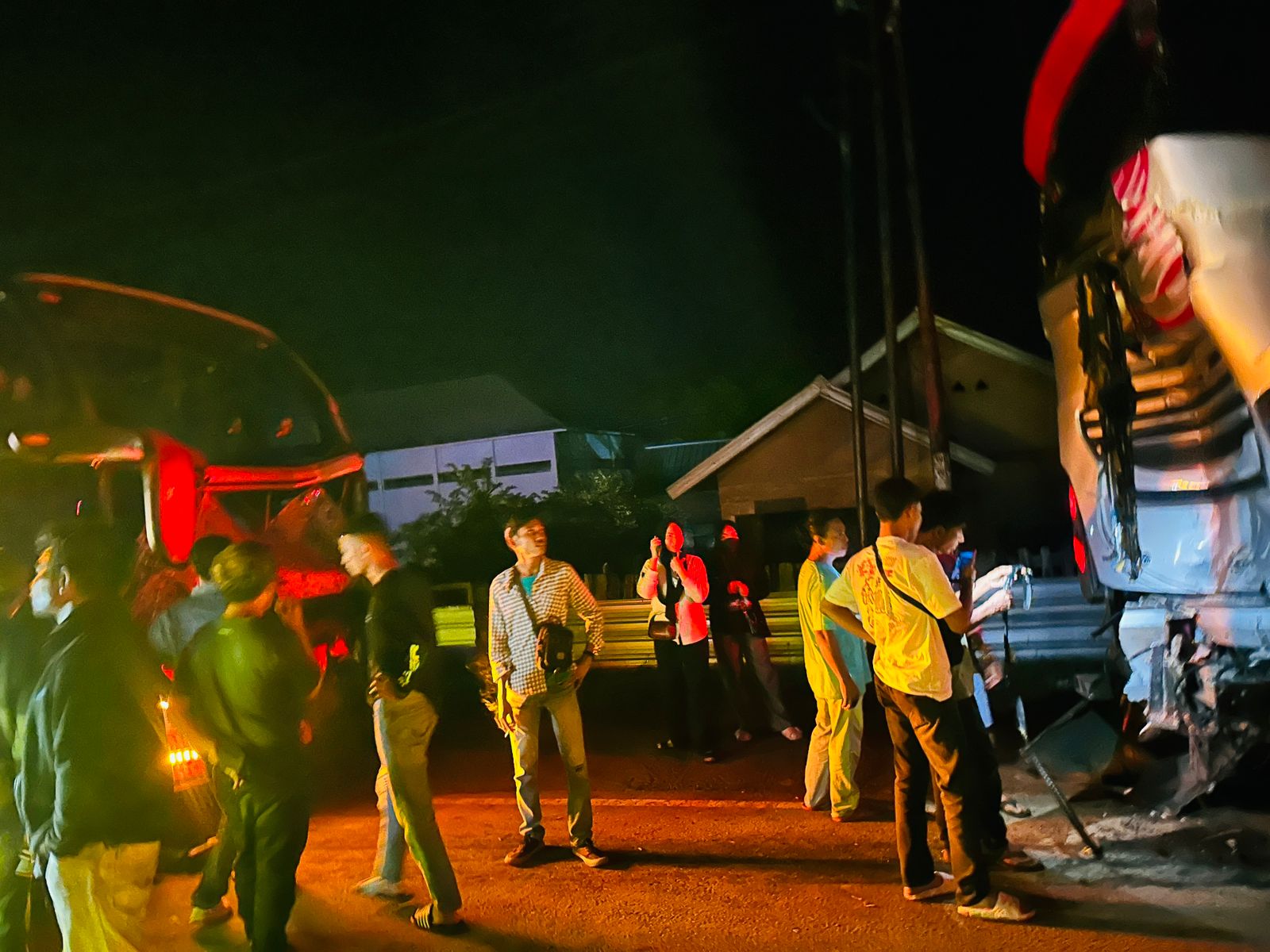 Situasi setelah terjadinya kecelakaan, di kawasan Teluk Santong, Sumbawa, Minggu dini hari (15/3).