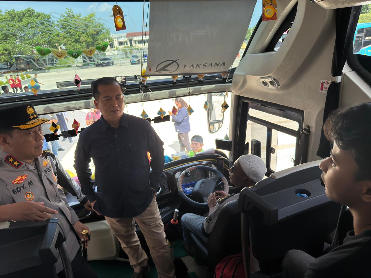 Gubernur NTB Lalu Muhamad Iqbal, saat berbincang dengan salah satu penumpang bus AKDP tujuan Bima, di Terminal Tipe A Mandalika, Minggu (15/3). 
