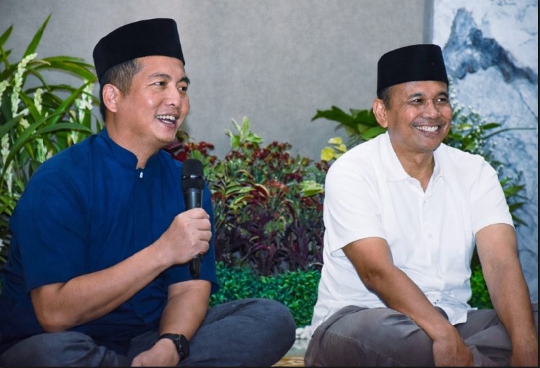 Gubernur NTB Lalu Muhamad Iqbal didampingi Kepala Dinas Kominfotik NTB sekaligus Juru Bicara Pemprov NTB Ahsanul Khalik.