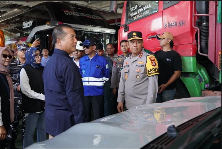 LEPAS MUDIK: Kapolda NTB Irjen Pol Edy Murbowo (dua dari kanan) mendampingi Gubernur Lalu Muhamad Iqbal melepas mudik gratis Lembar-Surabaya, Minggu (15/3).
