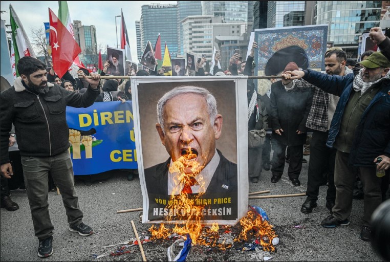 PROTES AS-ISRAEL: Para pengunjuk rasa membakar gambar Perdana Menteri Israel Benjamin Netanyahu saat mereka berkumpul untuk memprotes serangan AS dan Israel terhadap Iran dan pembunuhan Pemimpin.