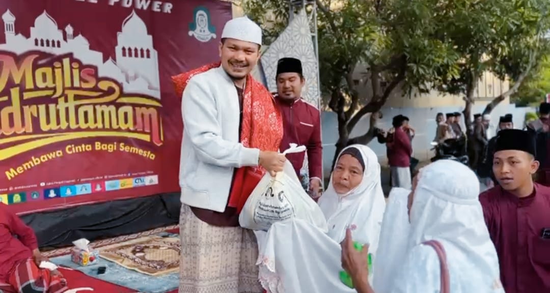 Pimpinan Pon Pes Darul Falah Pagutan Kota Mataram Buya TGH.Muammar Arafat.SH.MH saat memberikan paket sembako kepada penerima pada acara penutup Majelis Badruttamam.