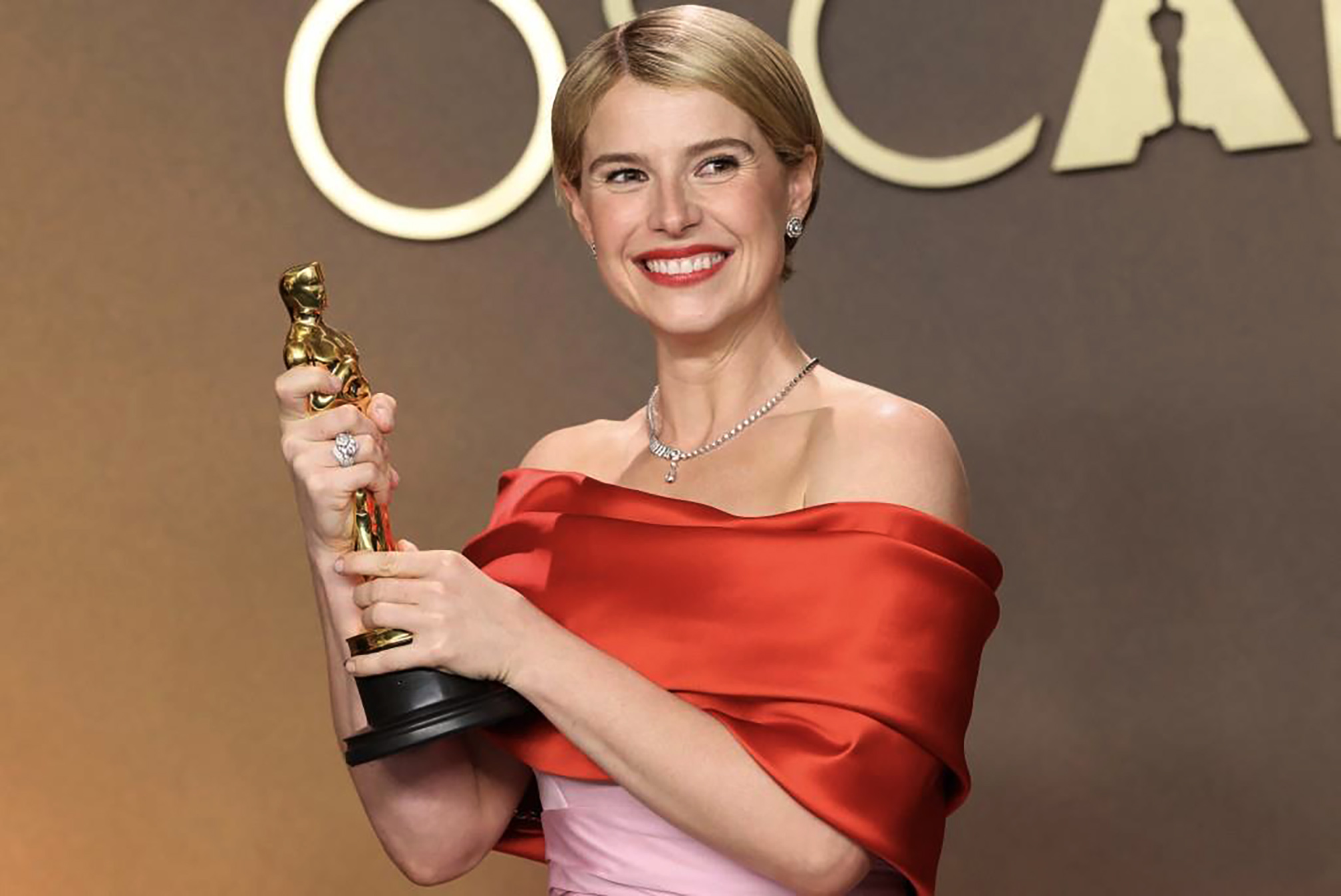 Jessie Buckley dengan piala Oscar untuk kategori Aktris Terbaik pemeran utama berkat melalui film "Hamnet" dalam perhelatan Academy Awards ke-98 di Dolby Theatre, Hollywood, California. (AFP)